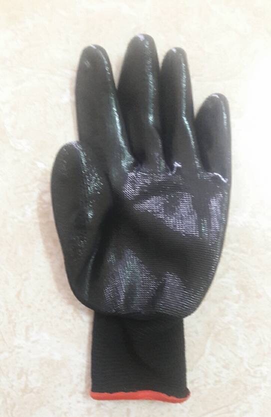 găng tay phủ nhựa đen